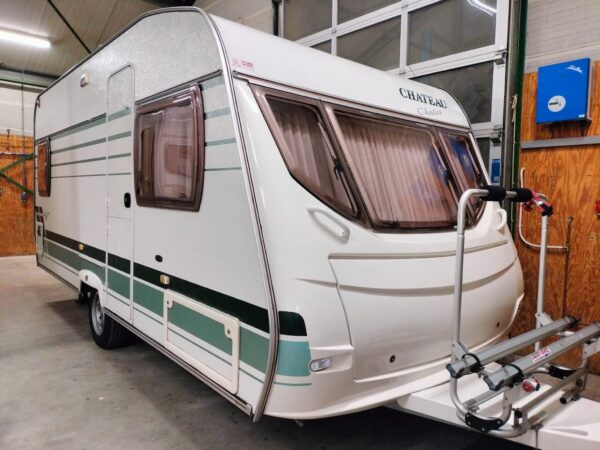 Chateau 450 Calista Chalet bouwjaar 2004 met voortent en luifel