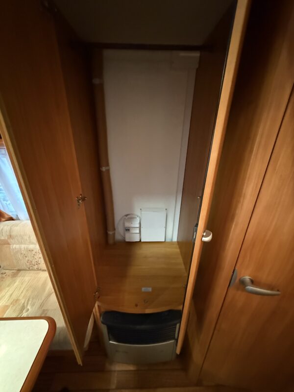 Caravan Hobby 450 UF Excellent (luxe uitvoering) bouwjaar 2008 voortent en kleine luifel - Afbeelding 17